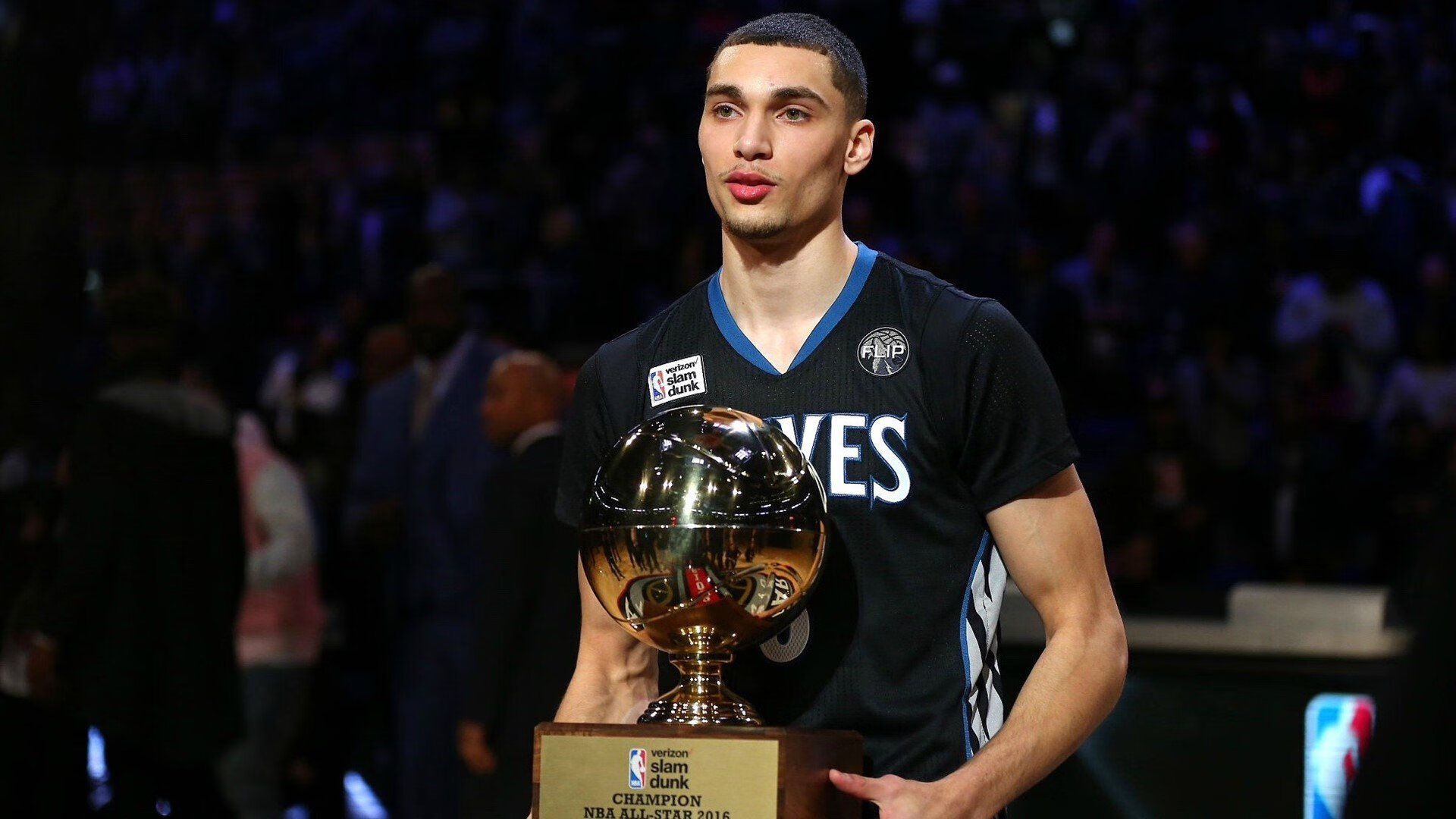 “高新体育中心：网球选手挑战赛场，激战正酣”