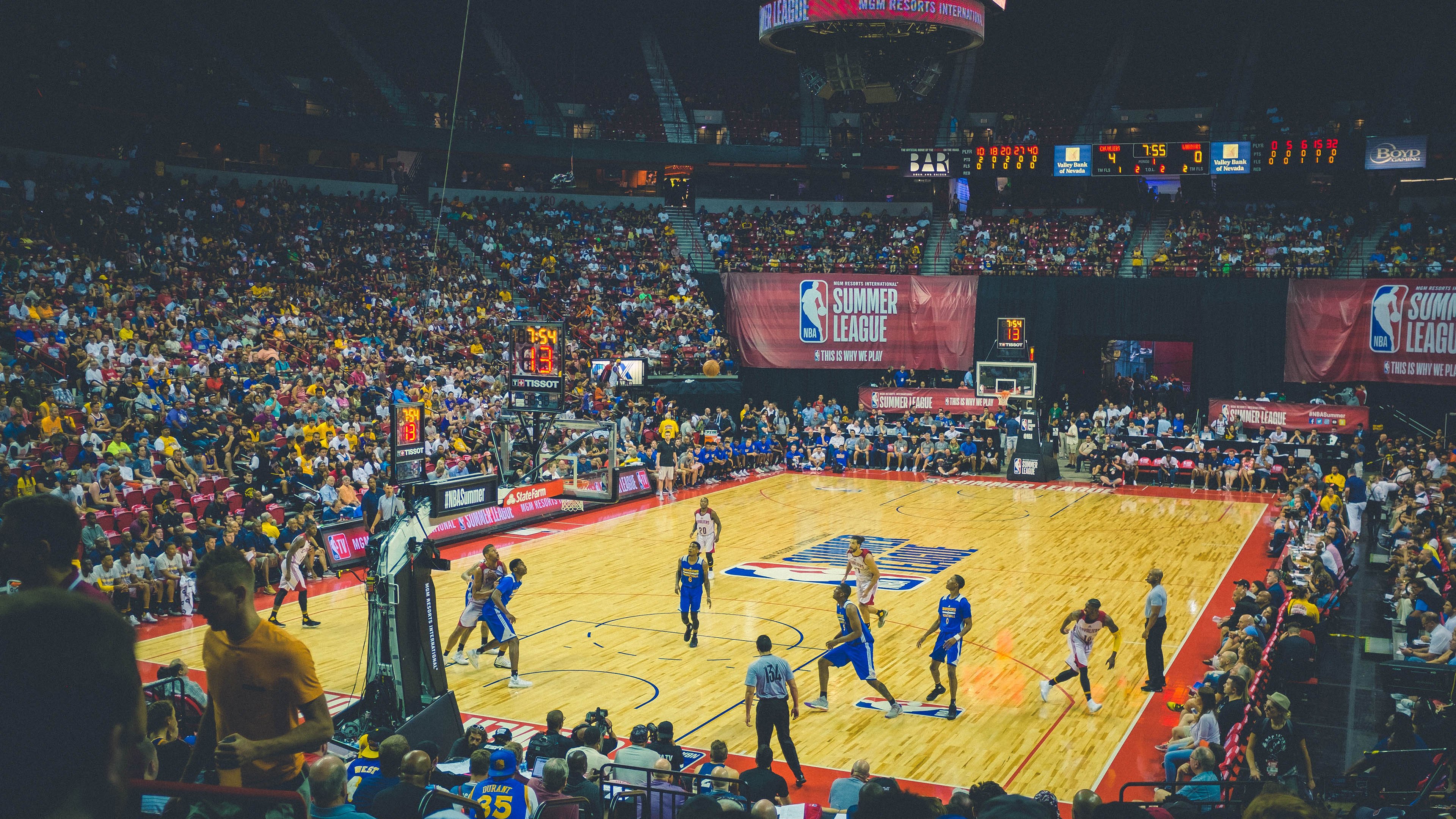 “球速飙升，反应极速！高新区全民健身馆壁球赛场技术与速度的碰撞”